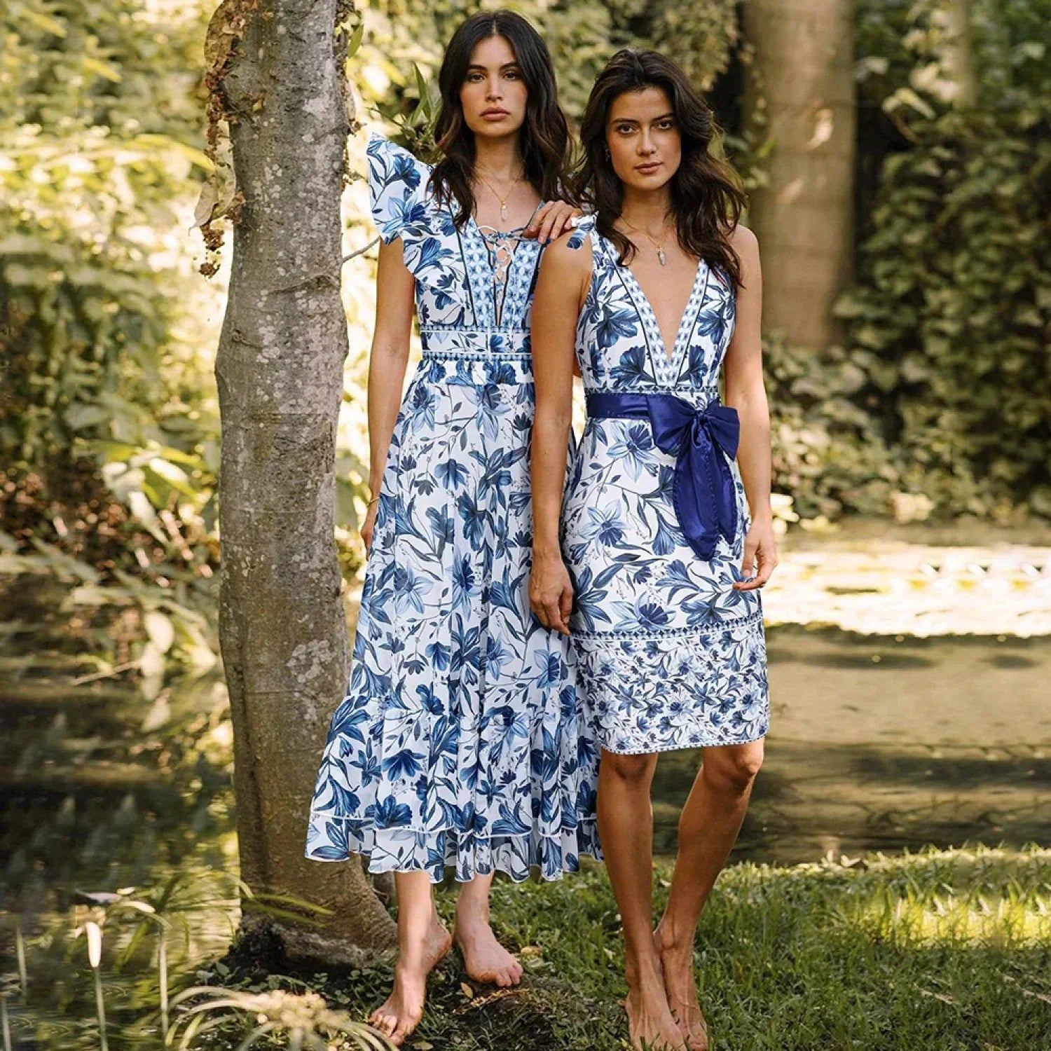 Todelt sæt med snørebånd og V-formede flæser