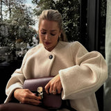 Lammeuldsfrakke med revers og lange ærmer