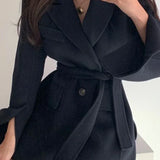 Frakke med revers, bælte og påsyede lommer