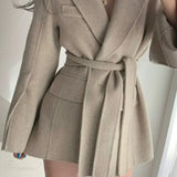 Frakke med revers, bælte og påsyede lommer