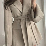 Frakke med revers, bælte og påsyede lommer