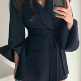 Frakke med revers, bælte og påsyede lommer