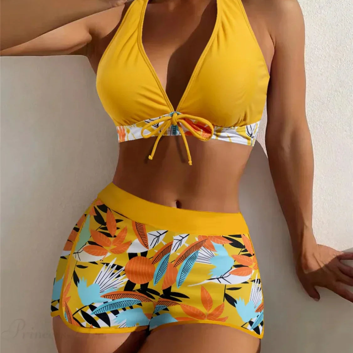 Todelt sæt med åben ryg og knudret bladprint