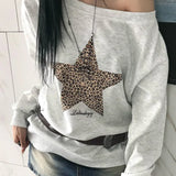 Sweatshirt med leopardprint og stjerneprint, asymmetrisk halsudskæring, off-shoulder design