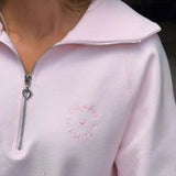 Løstsiddende, afslappet sweatshirt med halv lynlås og broderede bogstaver