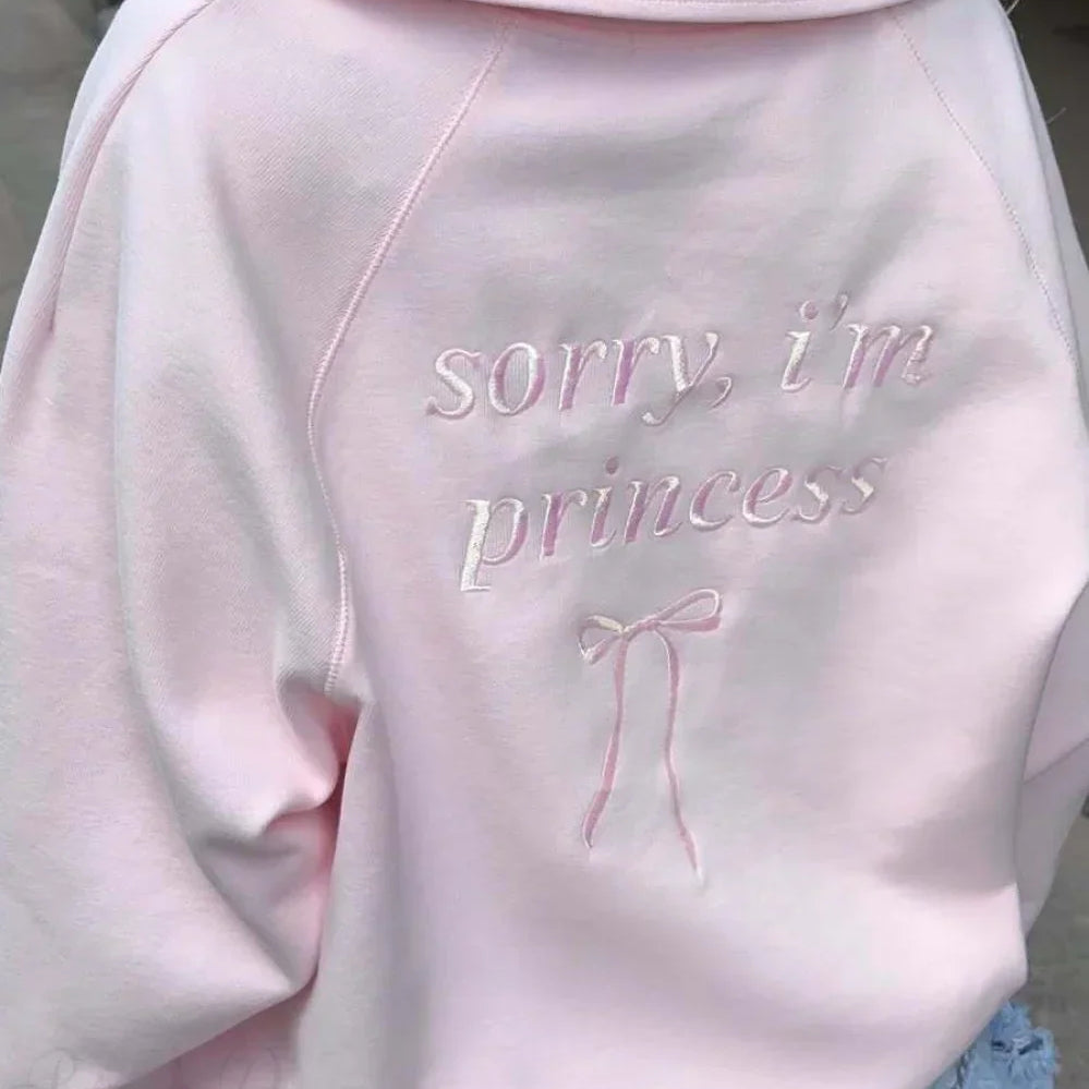 Løstsiddende, afslappet sweatshirt med halv lynlås og broderede bogstaver