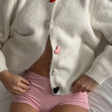 Overdimensioneret cardigan med rund hals i blød strik med hjerteformede knapper og farveblokke