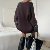 Løstsiddende cardigan i strik med knapper og gravhundbroderi