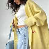 Løstsiddende cardigan i strik med knapper og gravhundbroderi