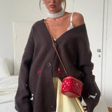 Løstsiddende cardigan i strik med knapper og gravhundbroderi