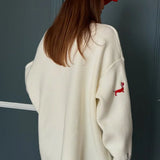 Løstsiddende cardigan i strik med knapper og gravhundbroderi