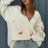 Løstsiddende cardigan i strik med knapper og gravhundbroderi