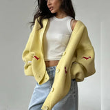 Løstsiddende cardigan i strik med knapper og gravhundbroderi