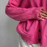 Løstsiddende cardigan i strik med dyb V-hals og knapper