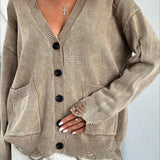 Løstsiddende cardigan i strik med dyb V-hals og knapper