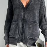 Løstsiddende cardigan i strik med dyb V-hals og knapper