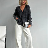 Løstsiddende cardigan i strik med dyb V-hals og knapper