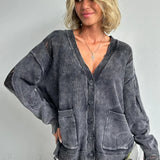 Løstsiddende cardigan i strik med dyb V-hals og knapper