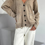 Løstsiddende cardigan i strik med dyb V-hals og knapper