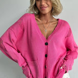 Løstsiddende cardigan i strik med dyb V-hals og knapper