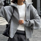 Ensfarvet løstsiddende cardigan med lynlås i manchetterne