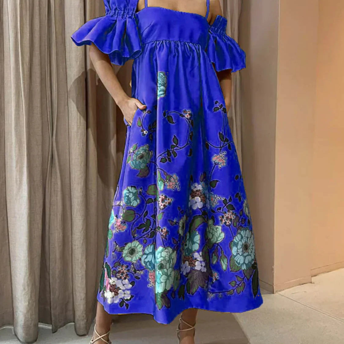 A-formet midikjole med rynkede ærmer og elegante lommer, morgenfrueprint, med lommer.