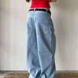 Vide, afslappede jeans med minimalistisk broderi på lommerne