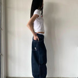 Vide, afslappede jeans med minimalistisk broderi på lommerne