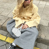 Minimalistisk, ensfarvet, mellemlang frakke med bindebælte