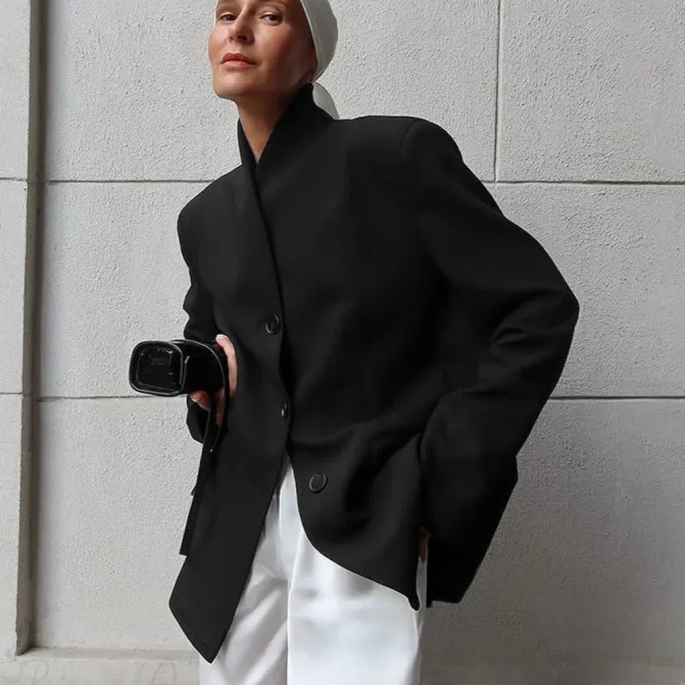 Minimalistisk hvid frakke med V-hals, elegant og afslappet