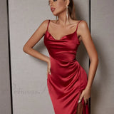 Glamourøst øjeblik: Charmerende midikjole med kavalerudskæring