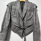 Dame læderjakke – Tætsiddende snit – Sjalkrave – Bælte i taljen – Snørelukning på skuldrene