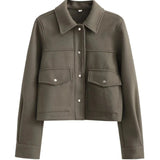 Kort damejakke – Uld – Tætsiddende snit – Knaplukning foran – Utility-stil