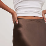 Midinederdel i satin til kvinder – Elegant, flagrende stof – Sofistikeret, tætsiddende snit