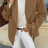 Frakke i ladestil i uldblanding med hakkrave og bindebælte