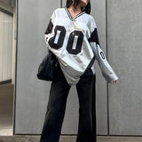 Oversized sweatshirt med V-hals og nummer- og farveblokprint