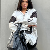 Oversized sweatshirt med V-hals og nummer- og farveblokprint