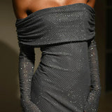 Lang pailletteret aftenkjole med et tætsiddende snit og lav halsudskæring