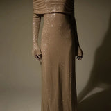 Lang pailletteret aftenkjole med et tætsiddende snit og lav halsudskæring