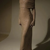 Lang pailletteret aftenkjole med et tætsiddende snit og lav halsudskæring