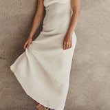 Elegant off-white ærmeløs midikjole