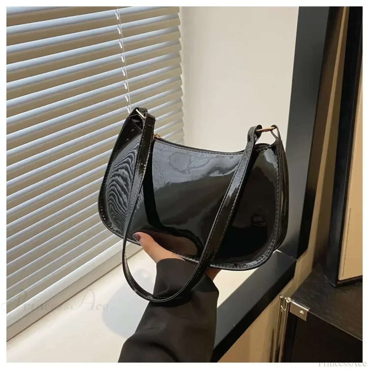 Designer skuldertaske i lakeret læder