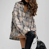 Løstsiddende, afslappet langærmet ternet bluse