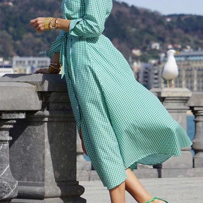 Ternet kjole med bundet talje