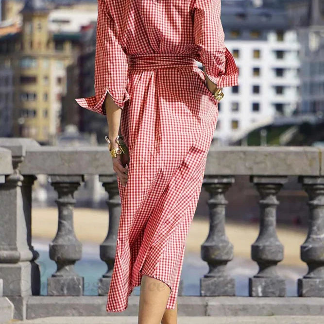 Ternet kjole med bundet talje