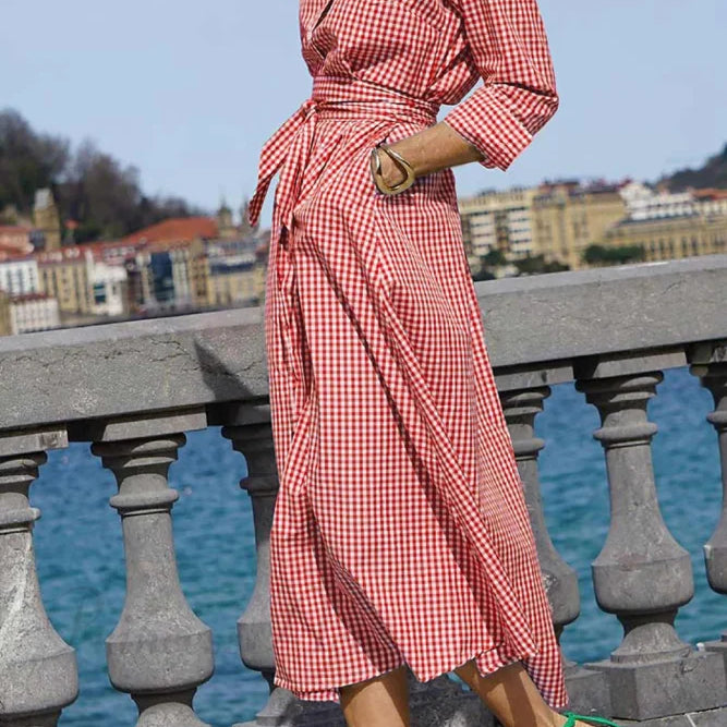 Ternet kjole med bundet talje