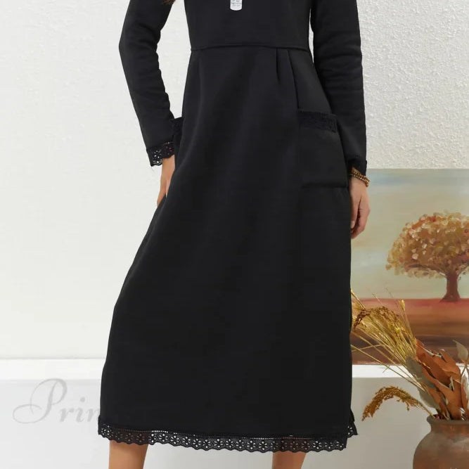 Kjole med blondekant og lommer