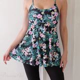 Todelt tankinisæt med printede shorts til knæet