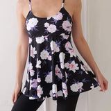 Todelt tankinisæt med printede shorts til knæet