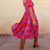 Printet midikjole med pufærmer og en charmerende firkantet halsudskæring